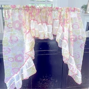VINTAGE MID CENTURY SEMI SHEER  FLORAL VALANCE  41” L X 104” W X 16” L Middle